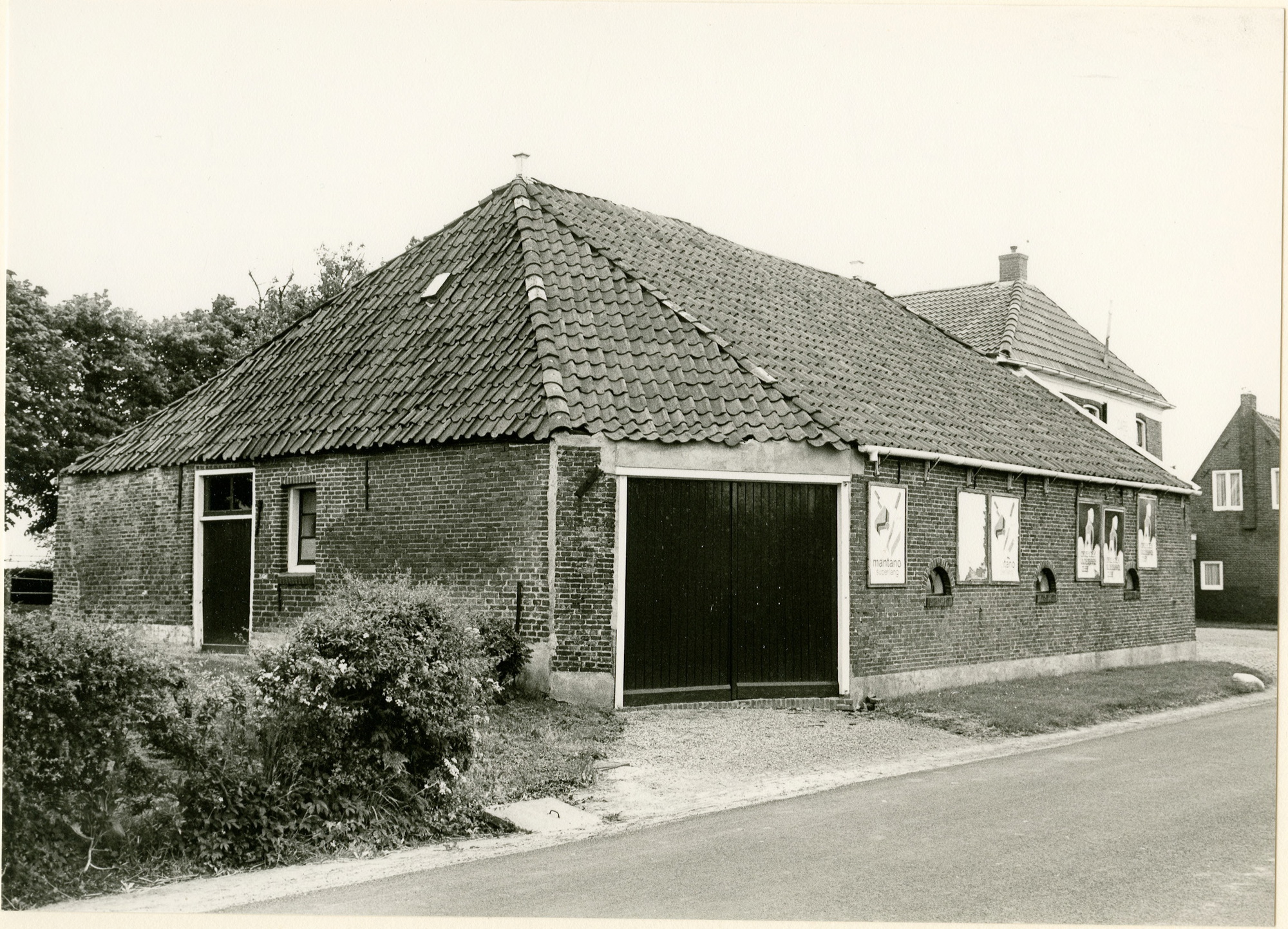 Kolkweg 2, hoek Fivelweg: achterzijde café Zonderman. Foto: M.A. Douma, 1973. Bron: RHC GA, (Goninger Archieven), beeldbank Groniingen.